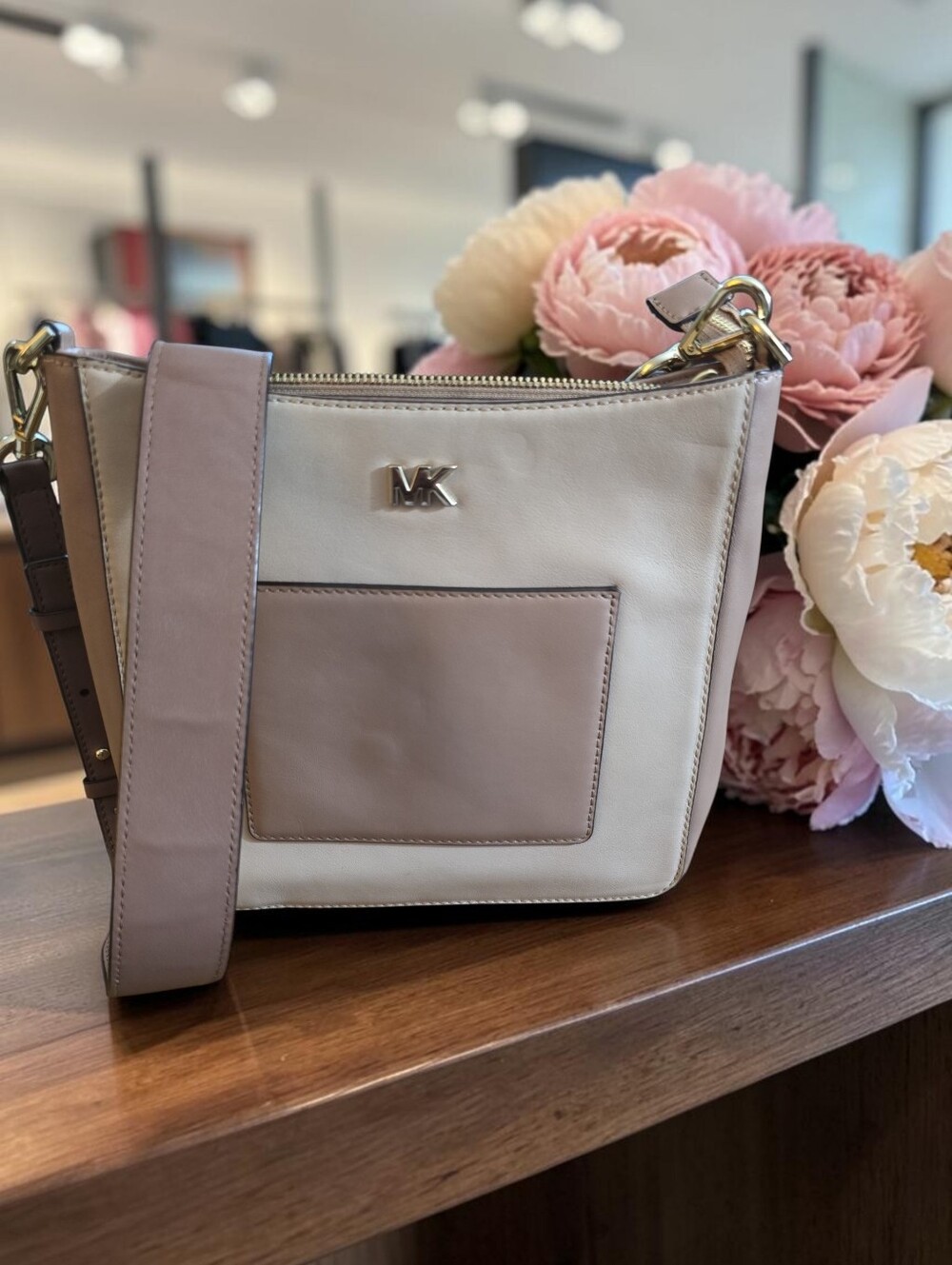 Michael Kors-Gloria Tri-Color Leather Messenger bag w/ a smooth leather design